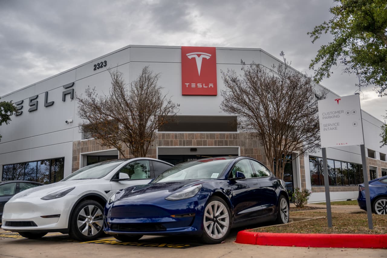 Tesla’s stock remains under pressure as company cuts prices for many models