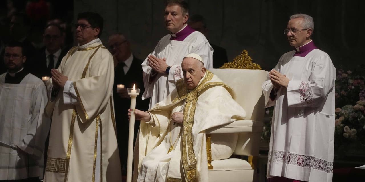 Pope Francis returns to public eye for Easter vigil Mass