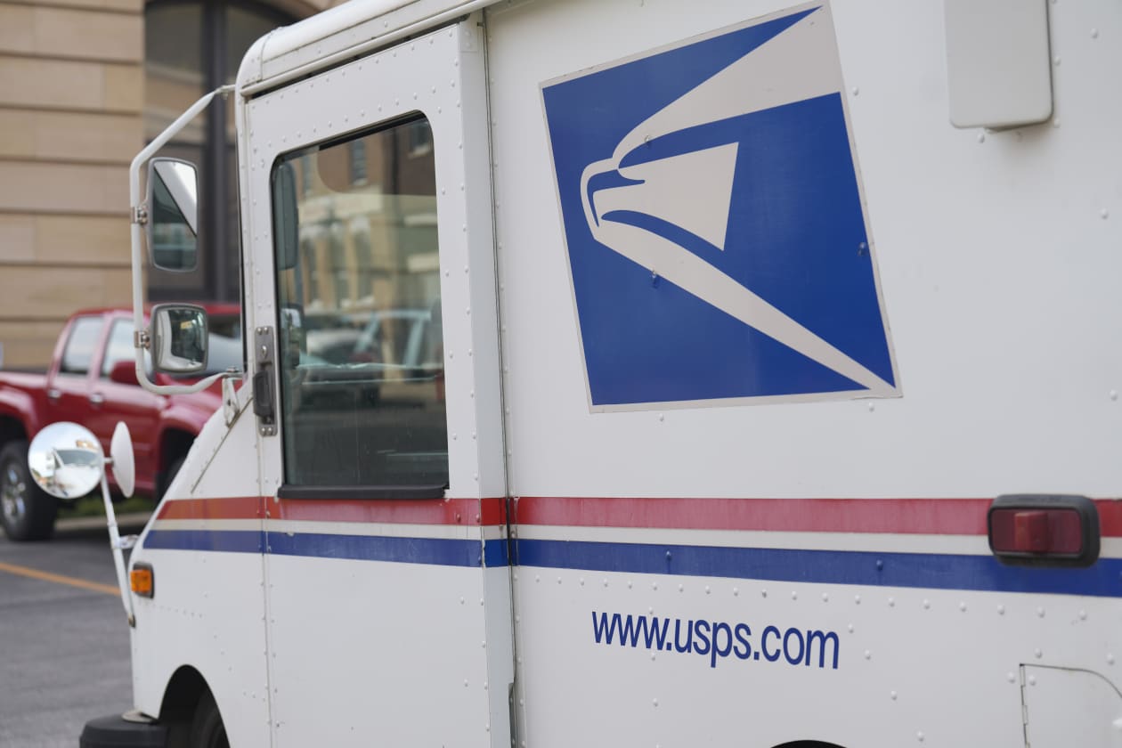 U.S. Postal Service lays out plans to cut emissions, including more EVs ...