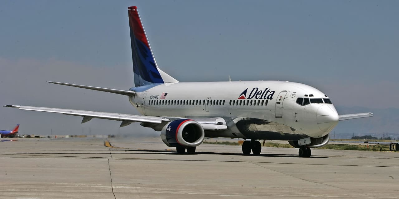 Delta’s stock turns red after airline provides strong outlook but misses profit forecast