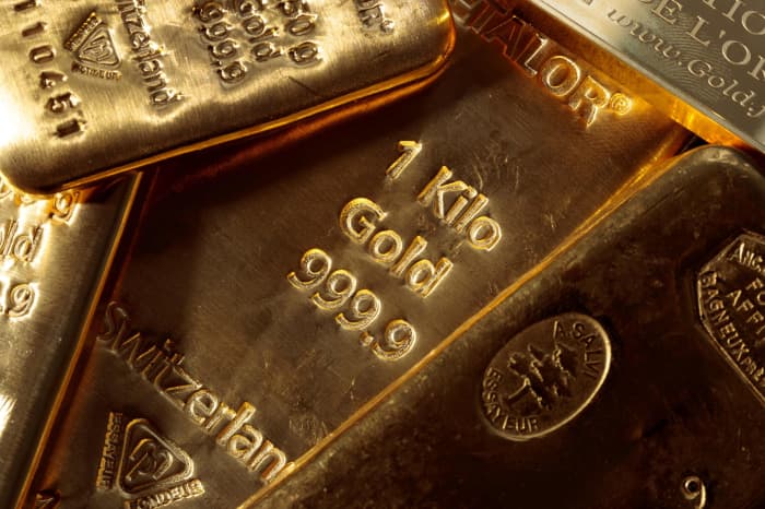 Gold settle at their lowest in weeks