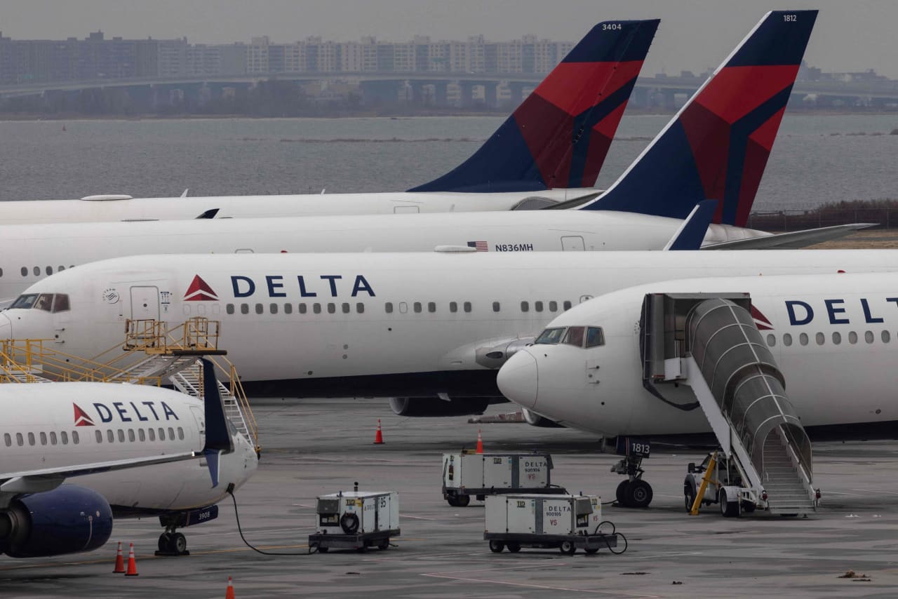 Airline Stocks Slide After Delta Lowers 2024 Earnings Guidance   Im 763088