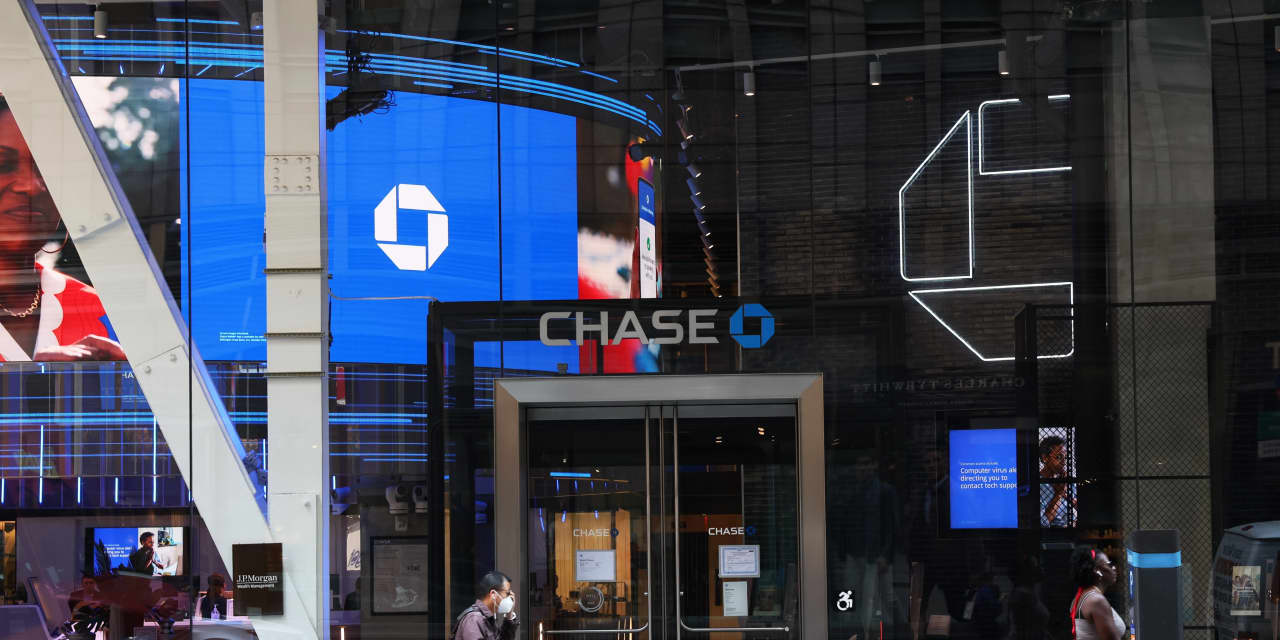 JPMorgan Chase stock moves positive for the year after it blasts past earnings and revenue estimates