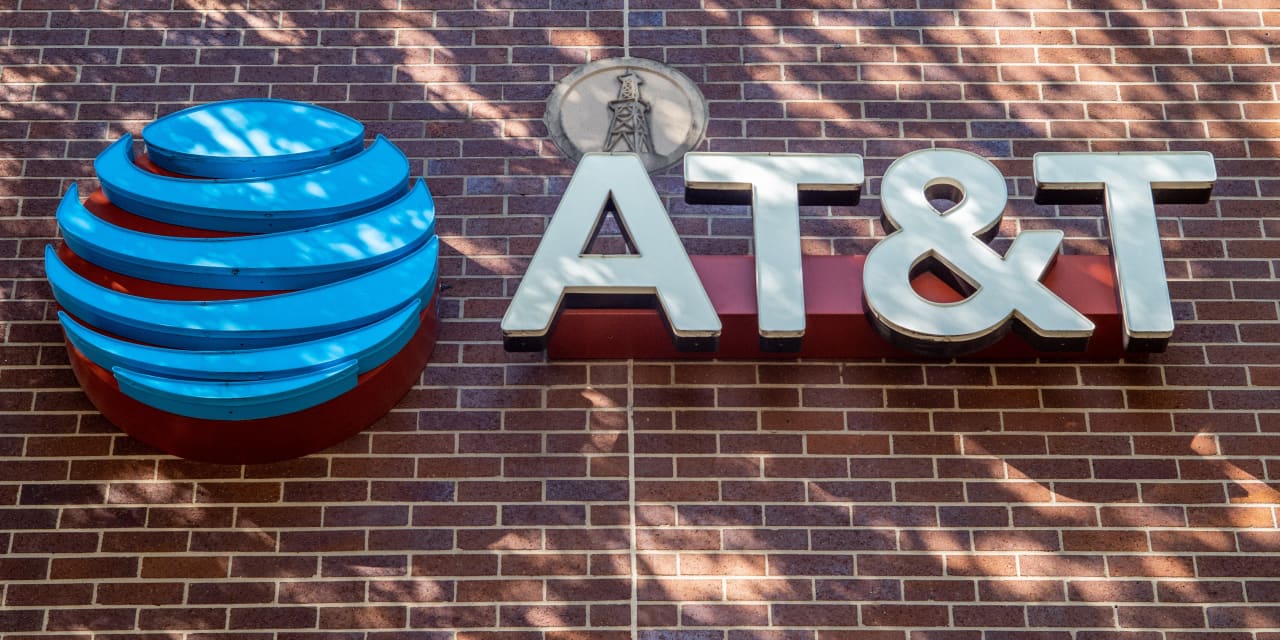 AT&T stock suffers worst drop in more than 2 decades as cash flow dries ...