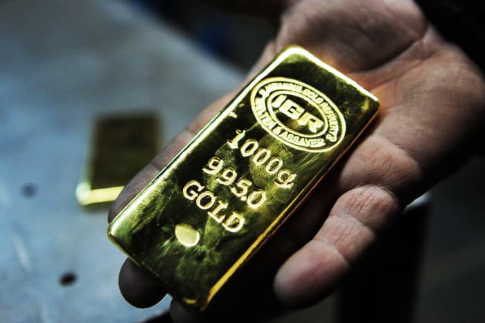 Gold prices end lower as bond yields edge higher with focus on