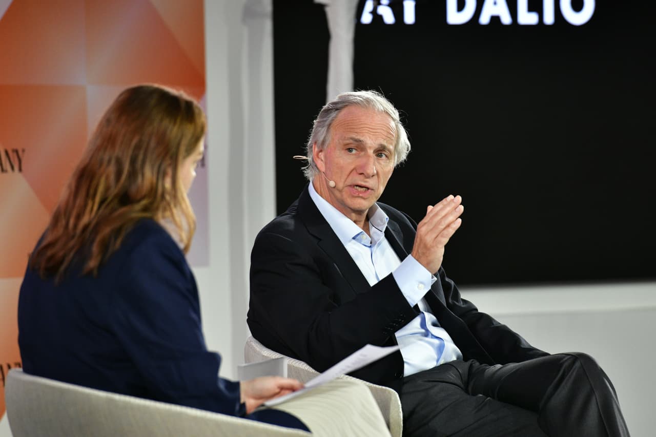 China se enfrenta a una “década perdida” si no controla su deuda, dice Ray Dalio