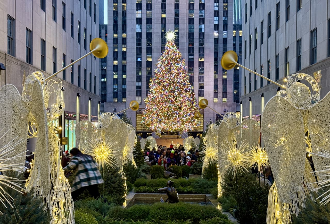 Is the stock market open on Christmas? Does the post office deliver mail?