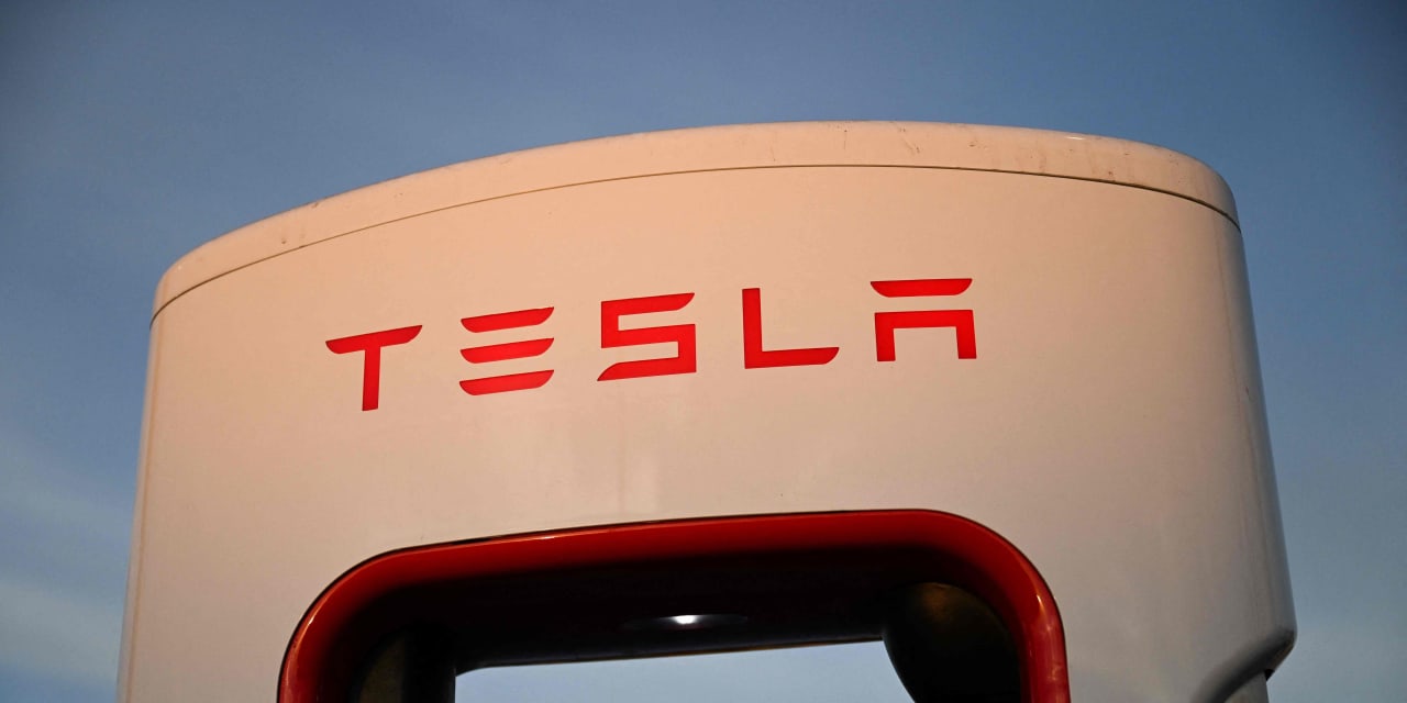 Tesla investors urge vote against former CTO J.B. Straubel, for board independence