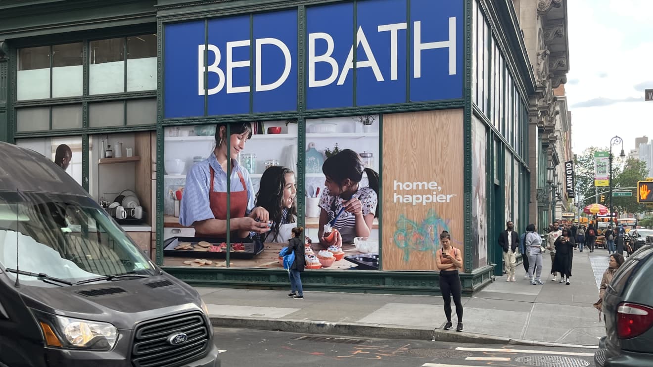 Bed Bath & Beyond shoppers visit Manhattan’s last store with sadness in their hearts and ‘20% off’ coupons in their hands