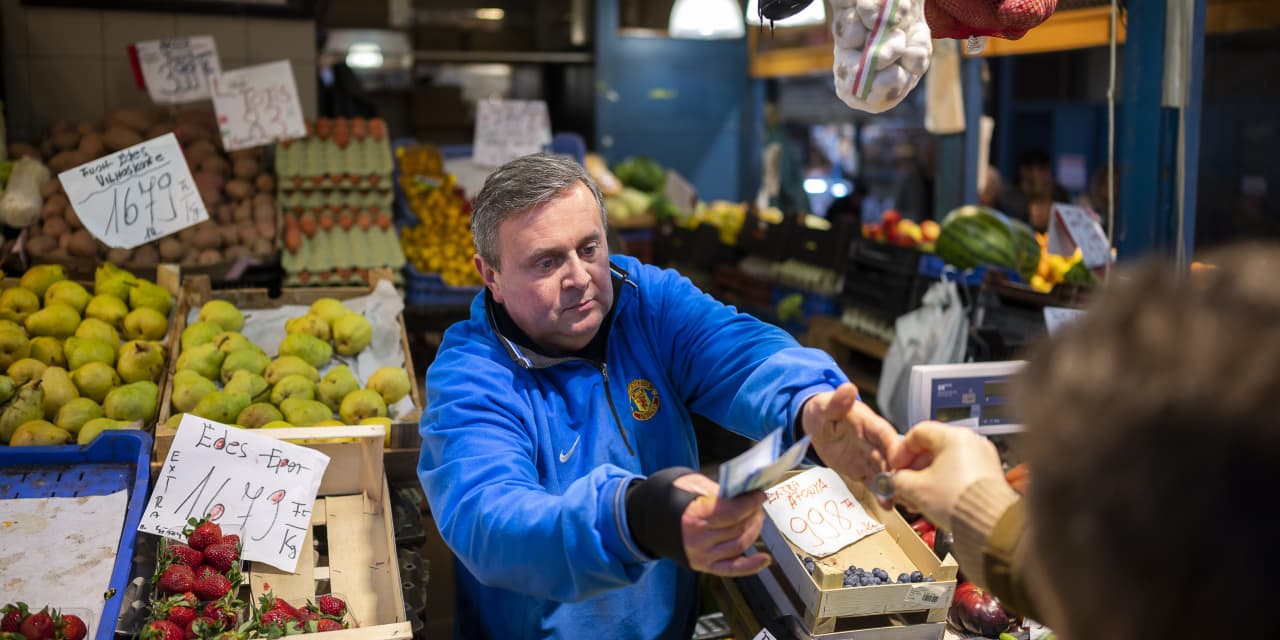 Food prices fall on world markets but not on kitchen tables