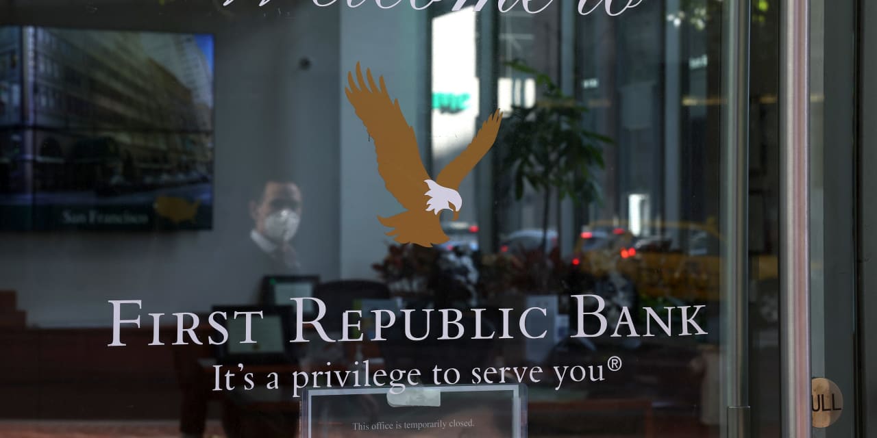 Las acciones de First Republic subieron un 8% después de que funcionarios estadounidenses informaron que estaban discutiendo opciones de rescate con los bancos.