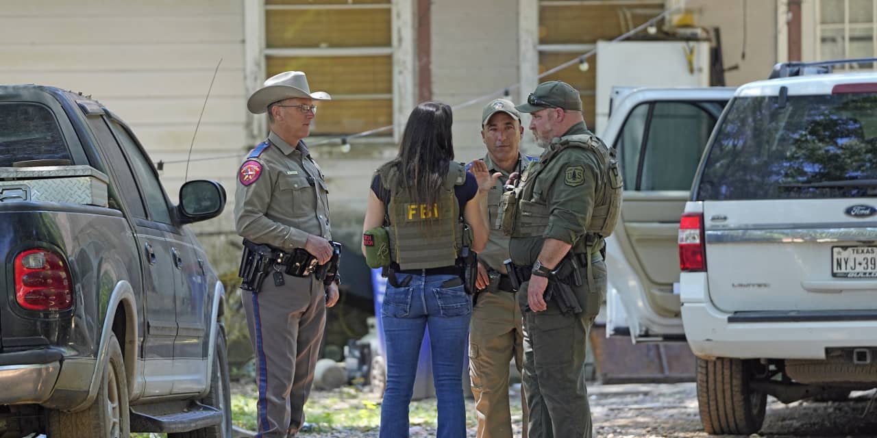 ‘Zero leads’ amid widening manhunt for Texas gunman who killed 5