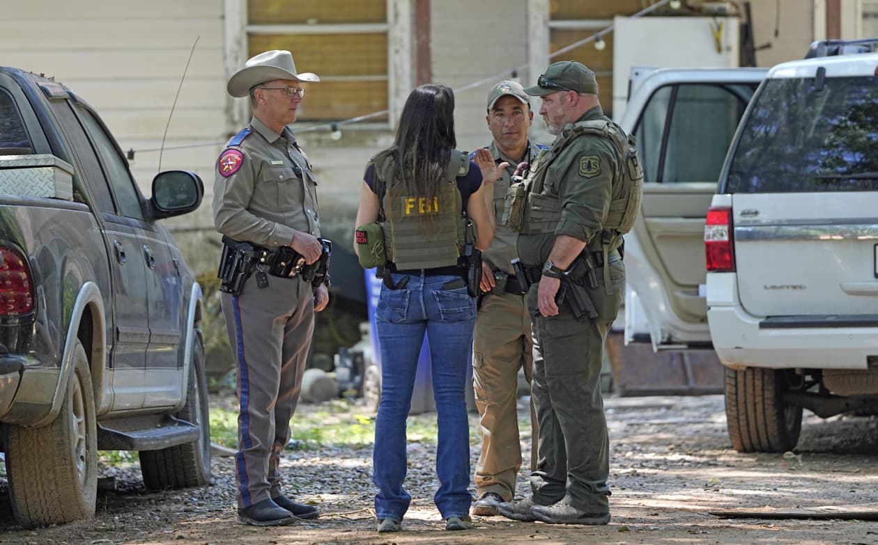 Gunman suspected of killing 5 neighbors in Texas arrested after manhunt ...