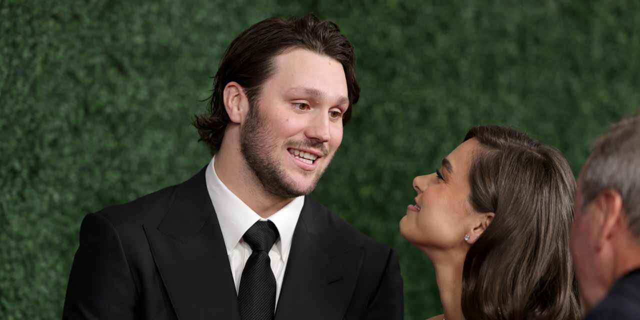 Josh Allen, Quarterback der Buffalo Bills, bietet nach seiner Heirat mit ...