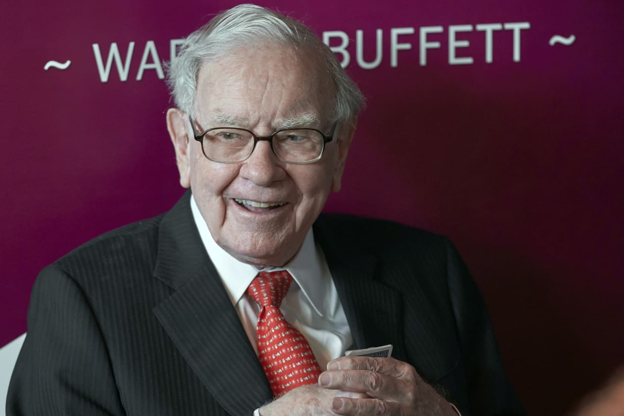 Opinion: Warren Buffett and other billionaires are buying blue-chip ...