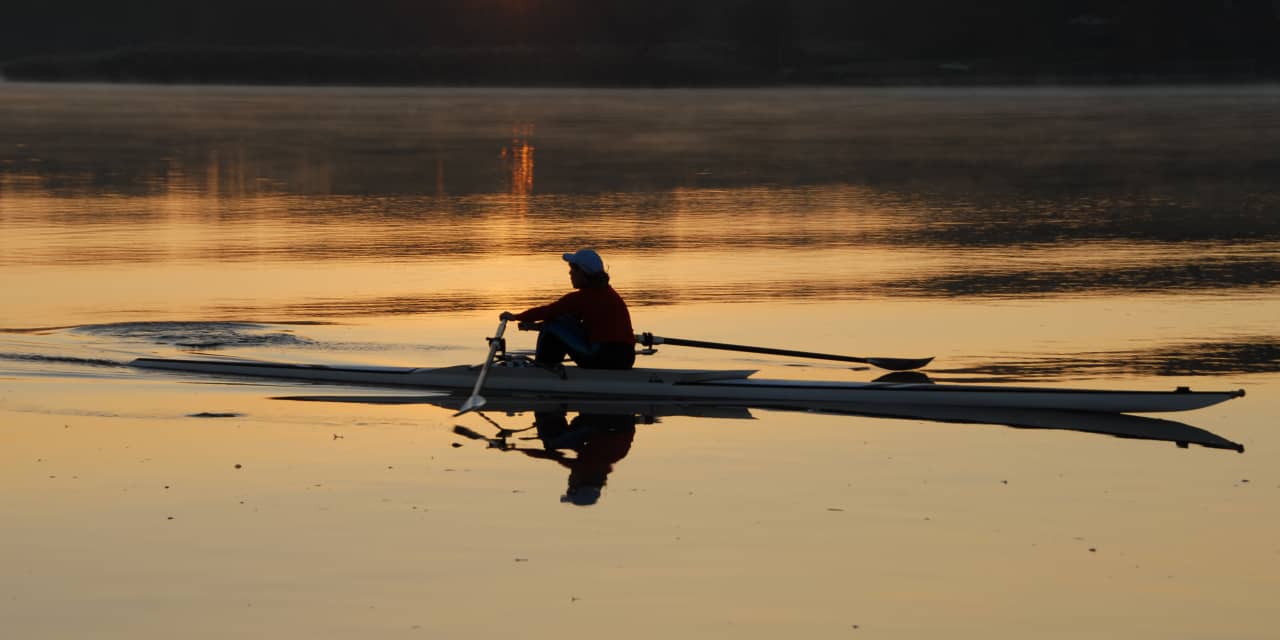 ¿Se puede remar después de los 50?  Es un gran ejercicio de bajo impacto con muchos beneficios.