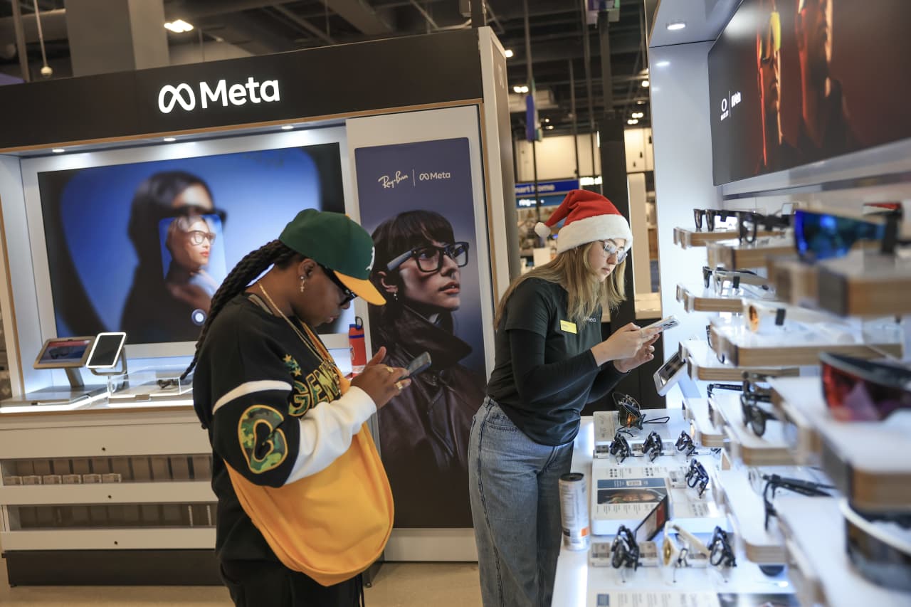 GDP grew at a tepid 0.7% pace in the fourth quarter. The future is foggy, too.