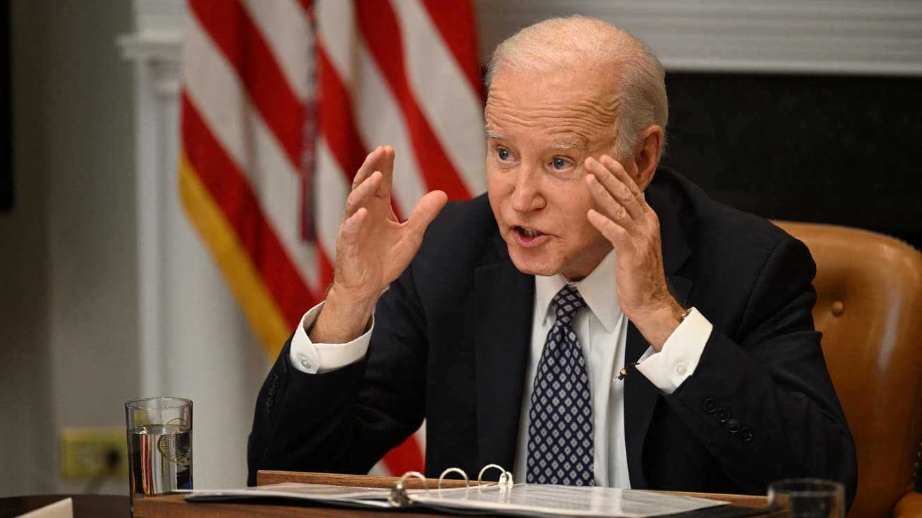 El índice de aprobación del presidente Biden cae a su punto más bajo, según una encuesta