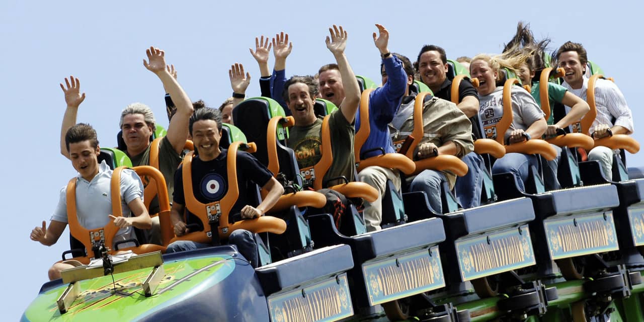 Six Flags probará el programa de aumento de tarifas a medida que mejora el tráfico