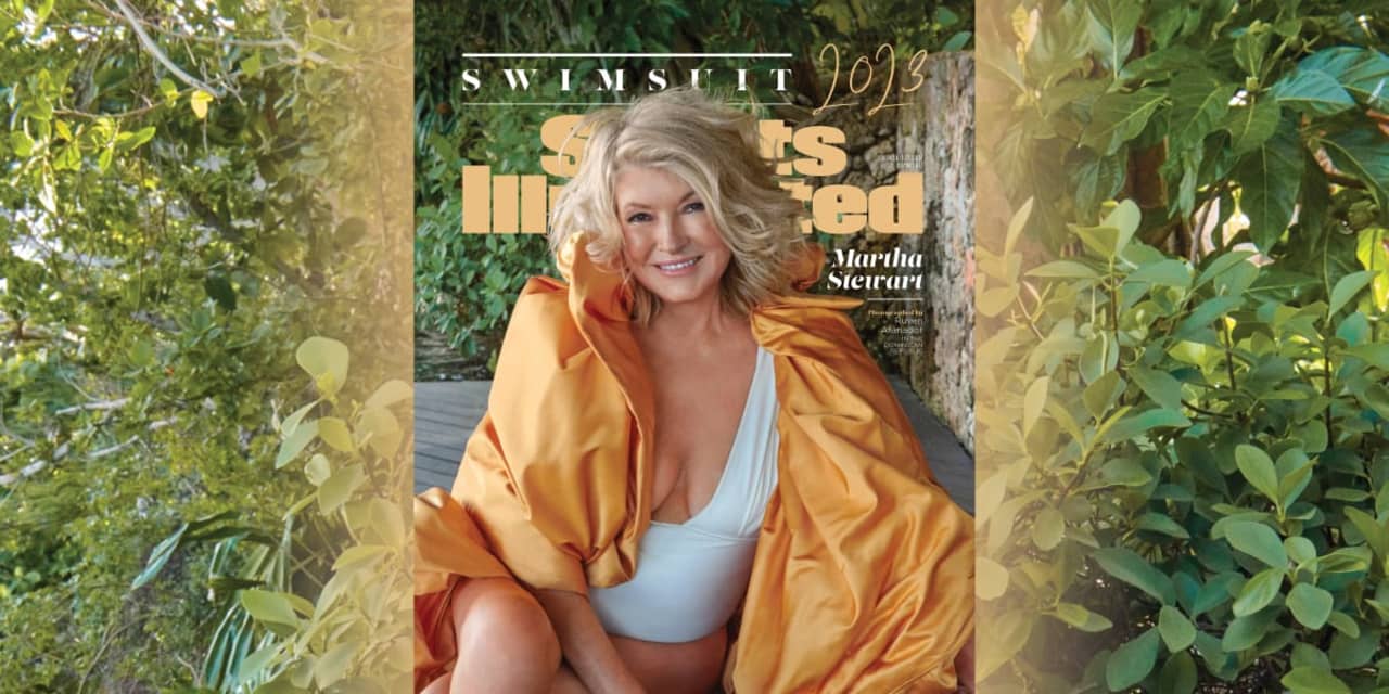 2023 Sports Illustrated Swimsuit Wall Calendar : : Office