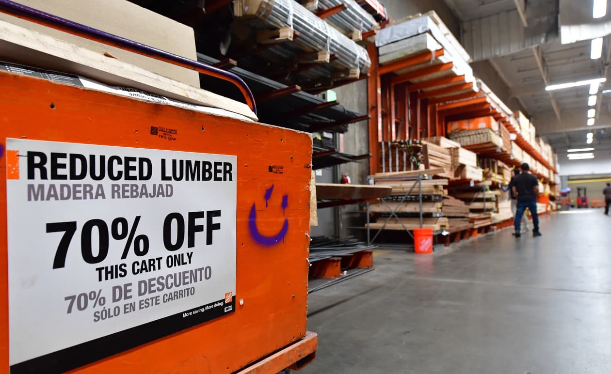 Home Depot stock drops as bad weather and lumber deflation hurt sales and  profit outlook - MarketWatch