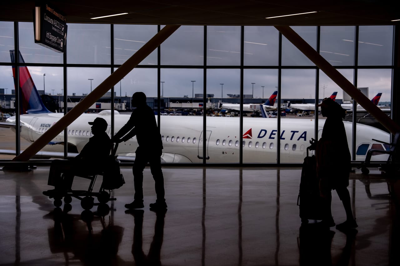 Airlines grounded, companies experiencing outages tied to CrowdStrike issue