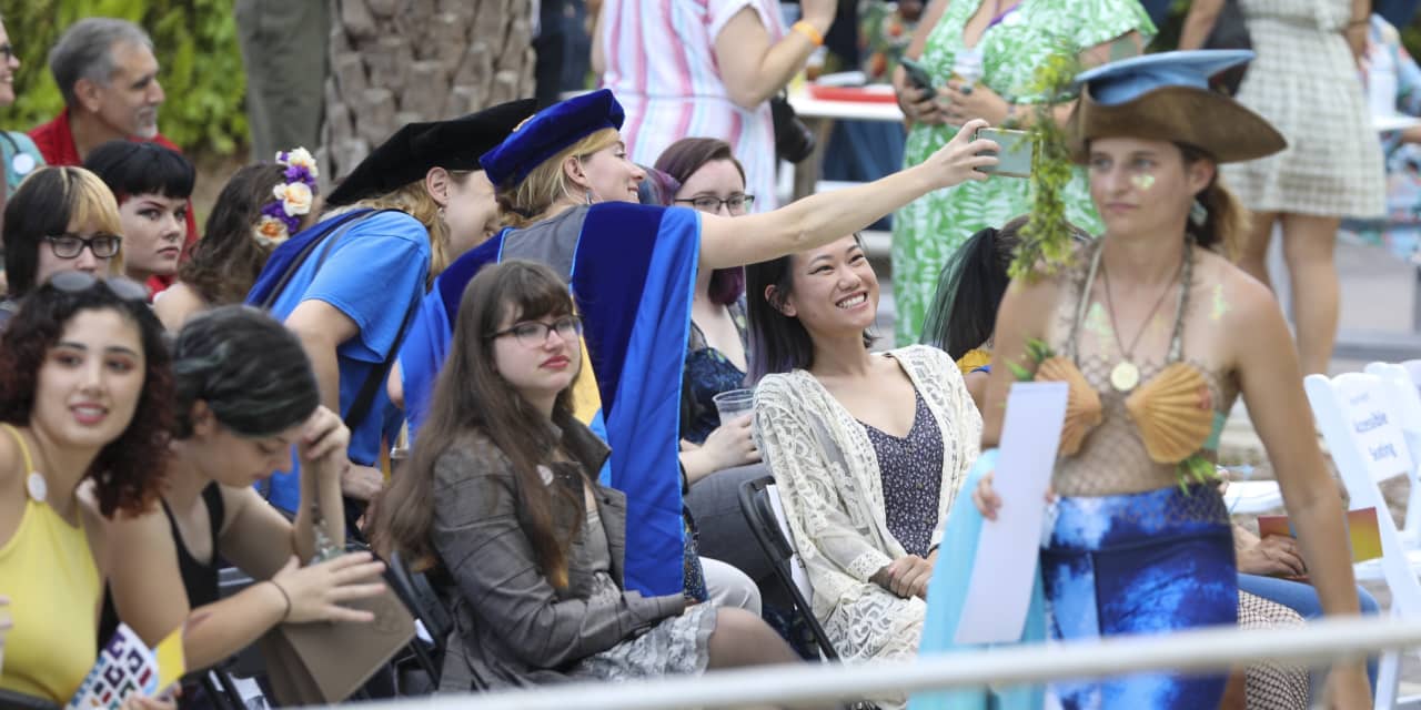New College grads stage alternative commencement exercise in protest ...