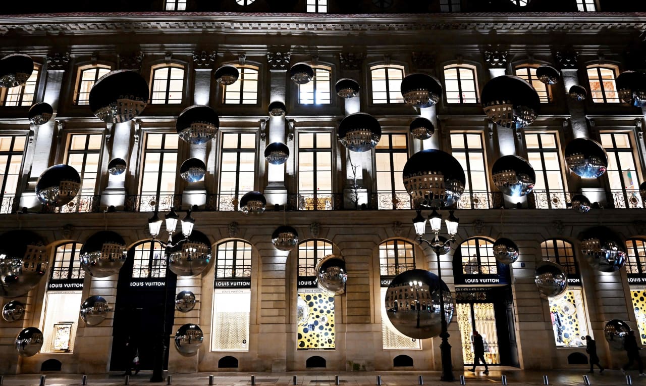 LVMH shares tumble after poor sales 