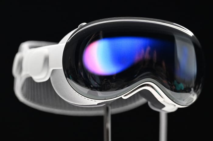 How Apple's Vision Pro compares with the Meta Quest Pro, beyond a huge  price gap - MarketWatch