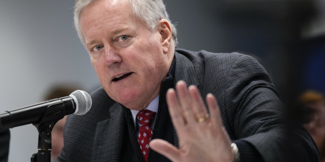 Según los informes, el exjefe de gabinete de Trump, Mark Meadows, testificó ante el gran jurado federal como parte de una investigación realizada por un abogado especial.