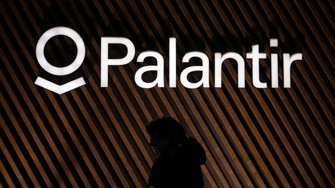 Palantir's stock sinks after downgrade, with half of Wall Street analysts now bearish - Vimarsana News