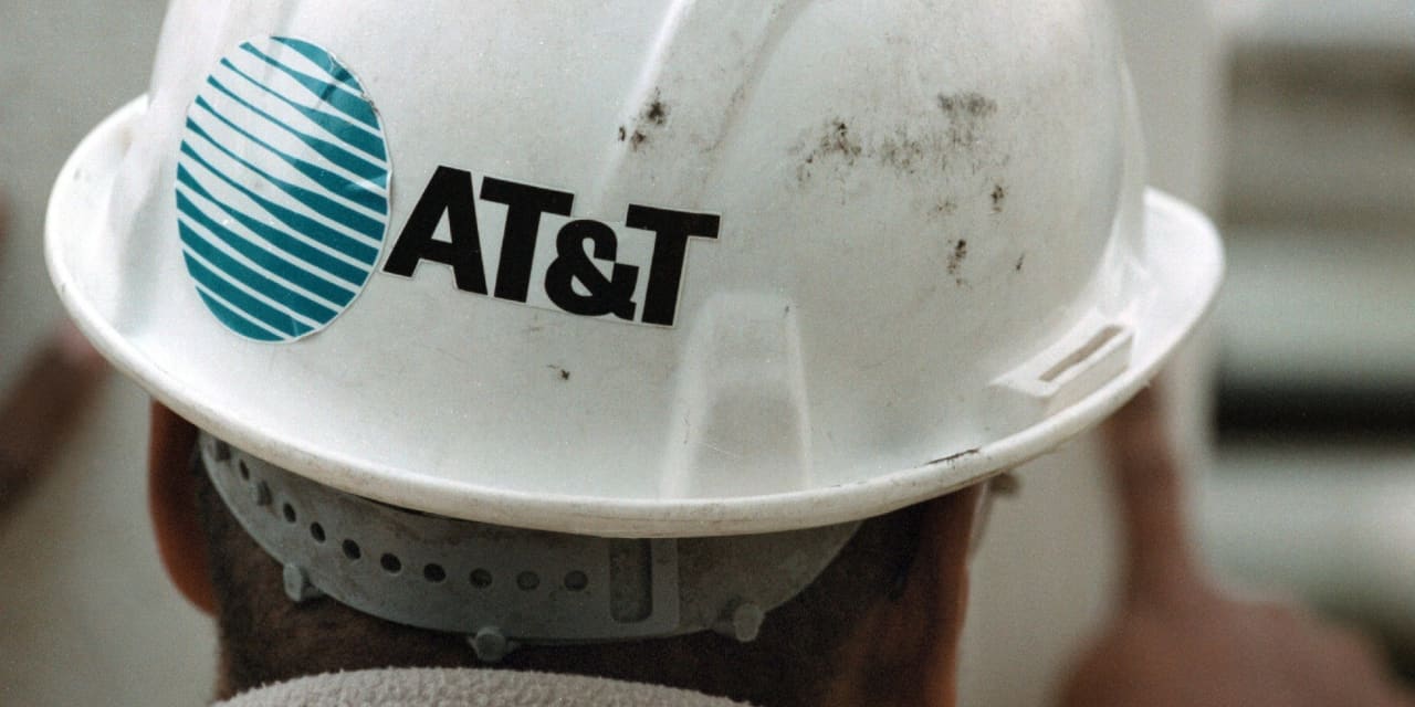 AT&T confirms service outage, while Verizon says its network is running fine