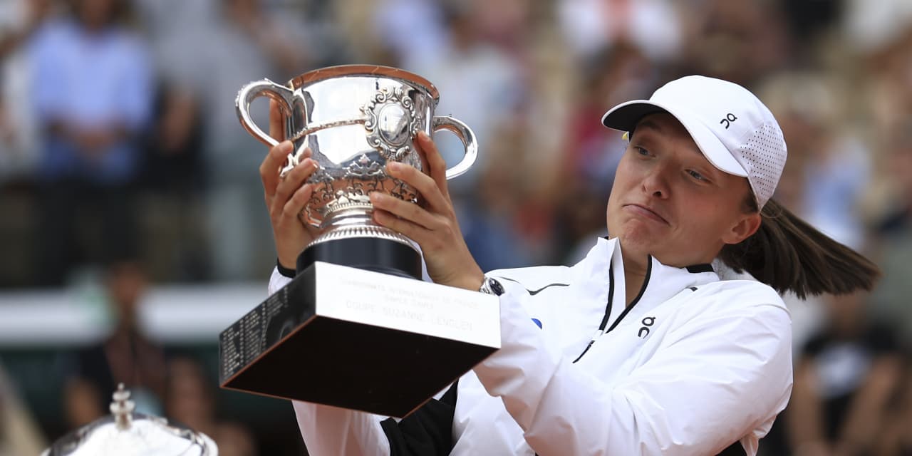 Iga Świątek pokonała Karolinę Muchovą w finale tenisa French Open, zdobywając trzecie trofeum, 4. turniej wielkoszlemowy w Paryżu