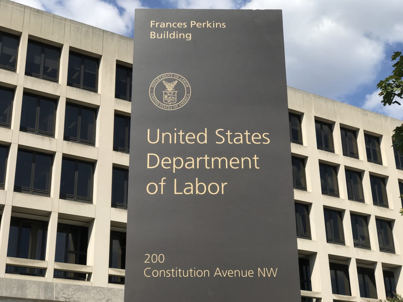 The federal government plans to make it harder for you to sue your employer over alternative 401(k) investment options
