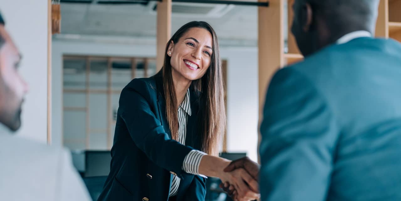 I'm 'clueless' about investing. Is hiring a financial adviser worth it though? - Vimarsana News