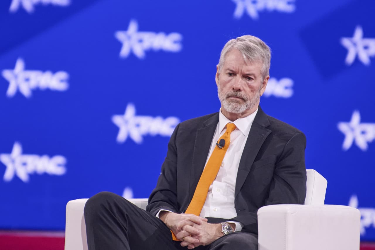 Strategy shows no fear — it keeps adding to a losing bitcoin position as prices drop