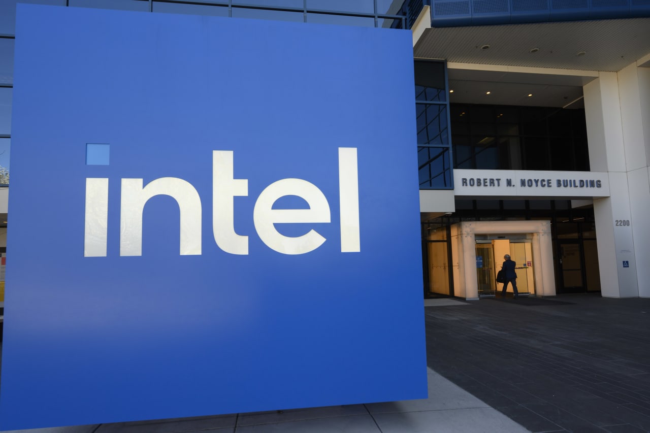 Intel’s earnings forecast fails to clear low bar, and the stock’s drop continues
