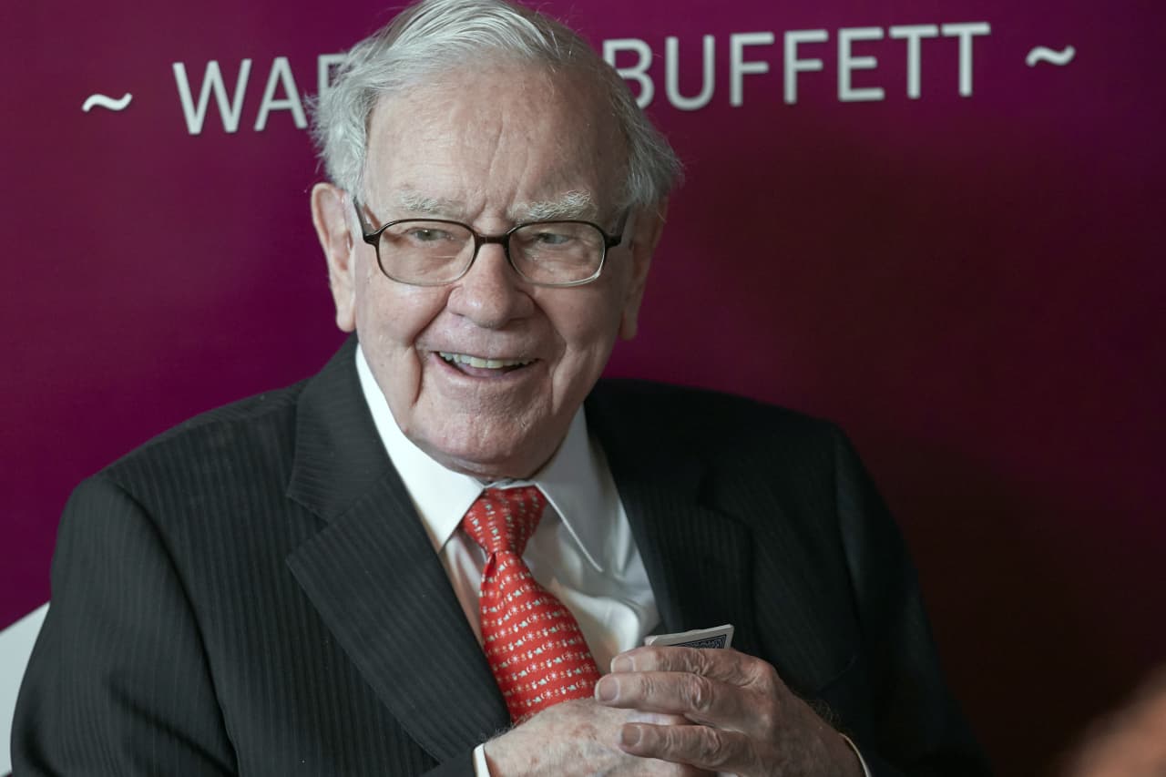 Buffett’s Berkshire Hathaway Cash Pile Hits Record $157 Bln With Deals ...