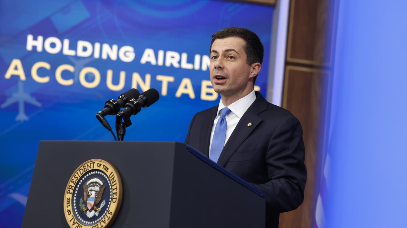 Pete Buttigieg advierte sobre posibles retrasos en los vuelos cuando la fecha límite de 5G llega el sábado