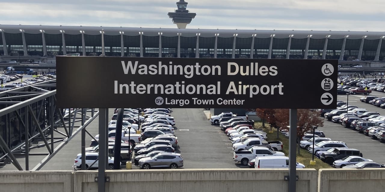 Flights at Reagan National, Dulles airports resume after being halted by air traffic control woes