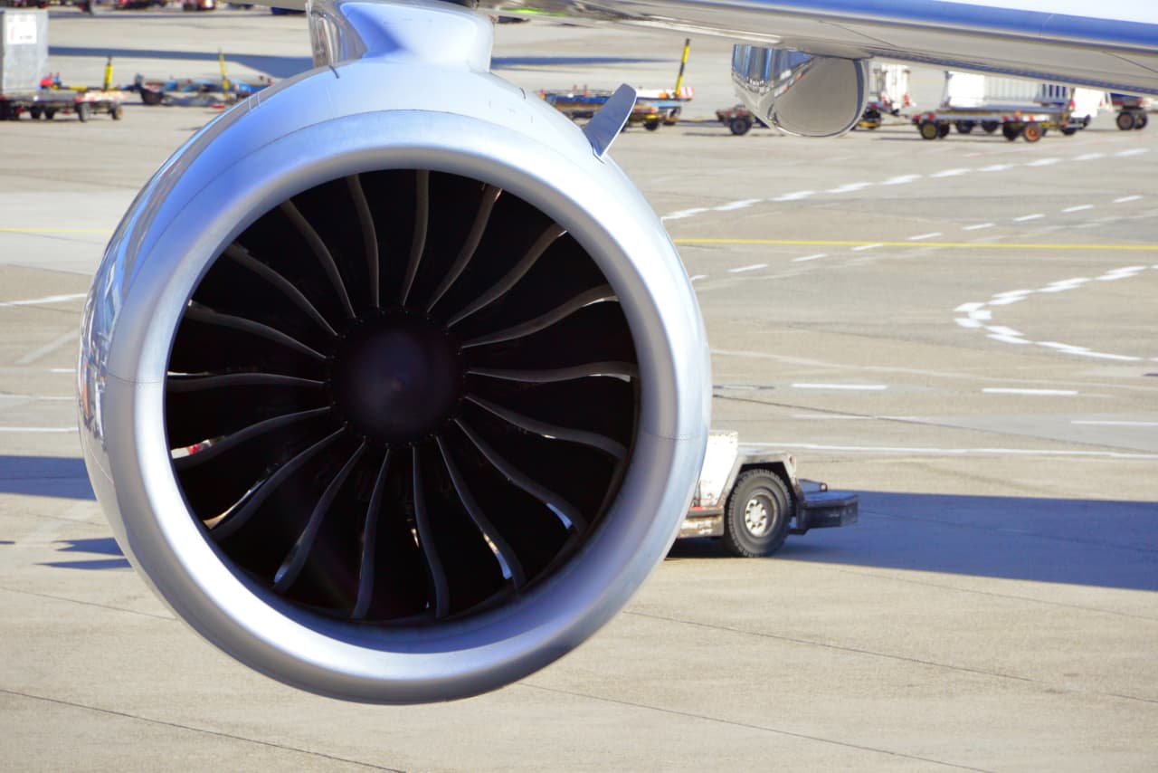 GE’s stock turns lower, as the Iran conflict tempers the outlook despite an earnings beat