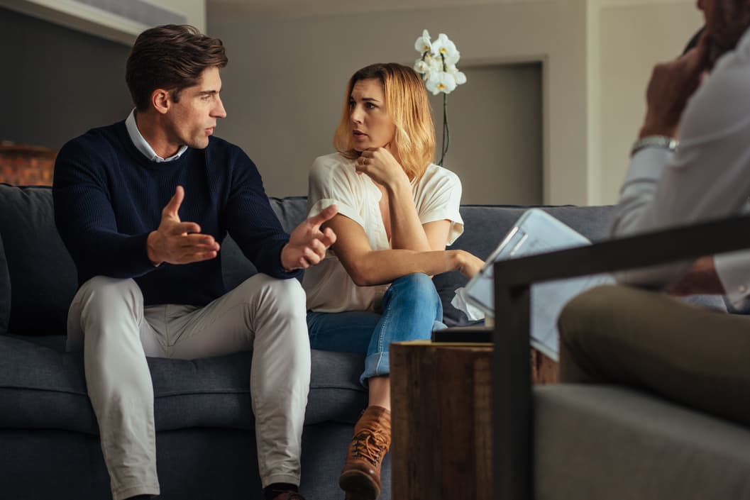 психотерапия семьи. семейная консультация психолога. пара психотерапевтов. семейное консультирование. мужчина и женщина у психолога.