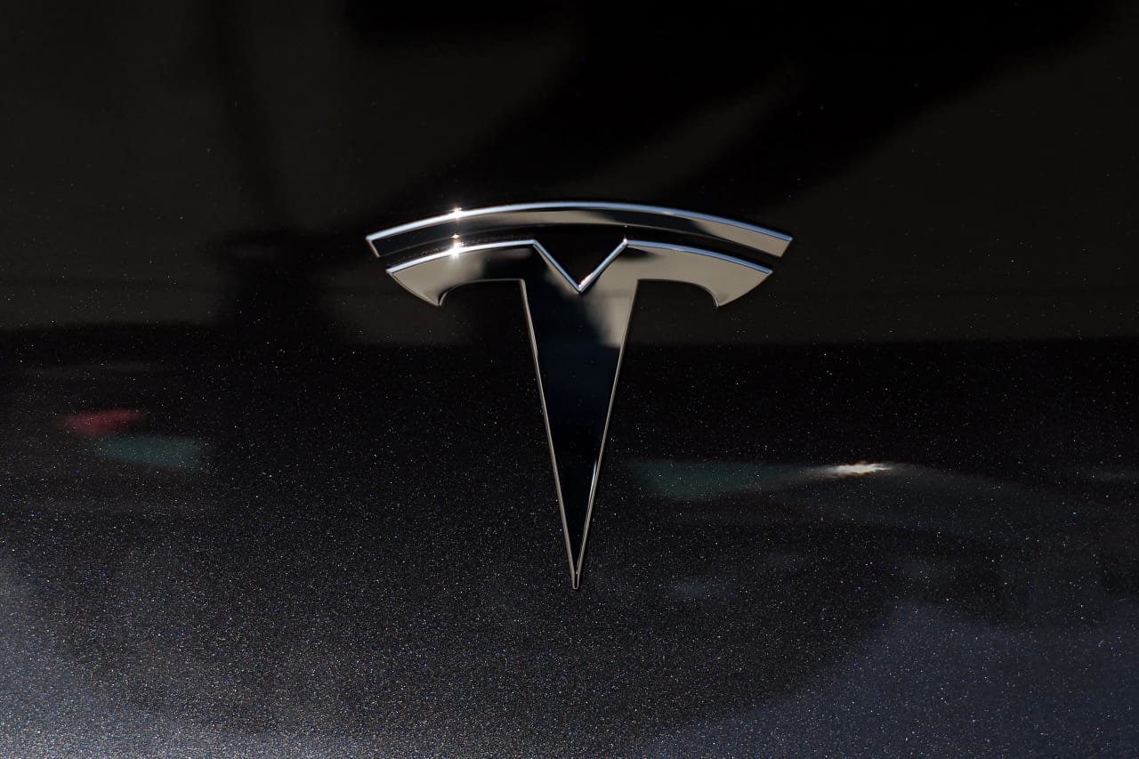Las acciones de Tesla caen por el retraso informado de Robotaxi
