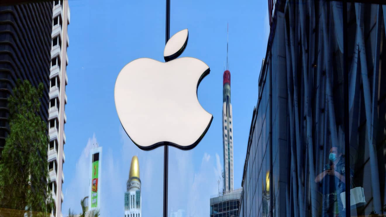 : Apple clinches $3 trillion valuation, becoming first U.S. company to close at that mark thumbnail