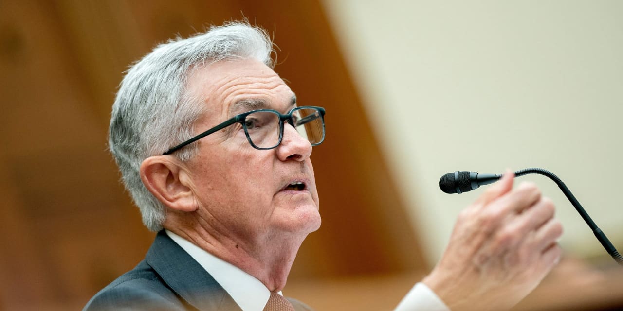 Some Fed officials pushed for June rate hike, minutes show