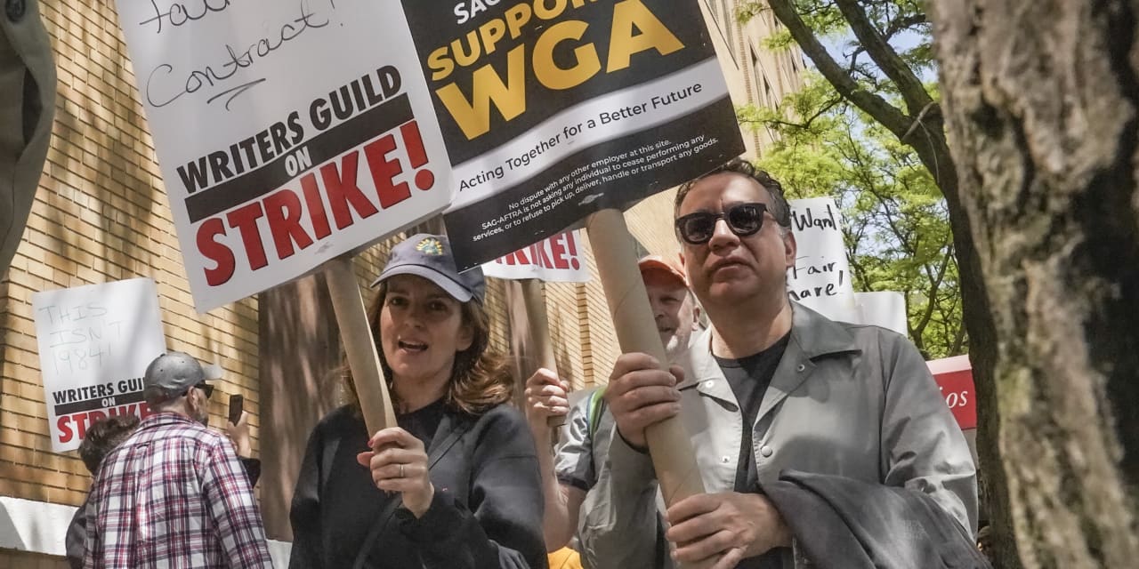 Hollywood actors agree to mediation, but a strike may be unavoidable