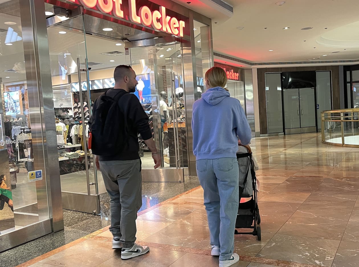 U.S. retail sales barely rise, pointing to weak spots in the economy ...