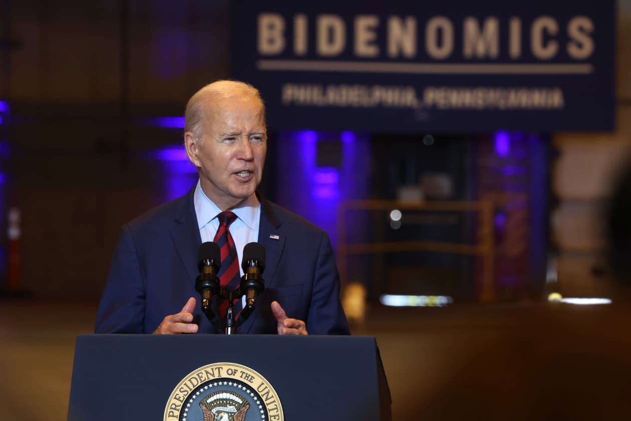 Biden touts sale of Gulf of Mexico wind-power leases and jabs at Trump ...