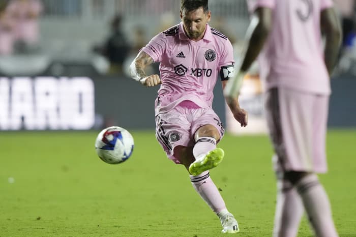 Messi scores match-winning free kick for dramatic debut in Inter Miami ...