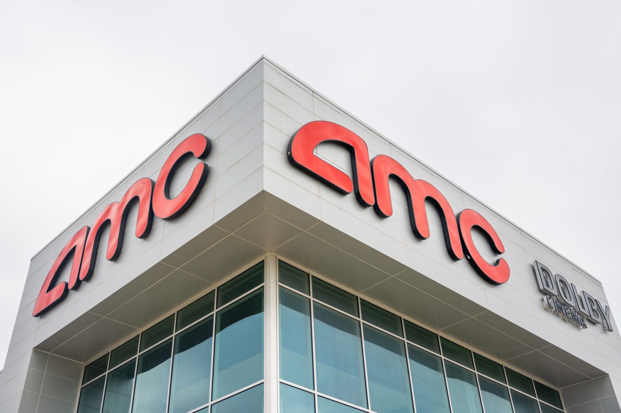 AMC shares fall 13% as movie theater chain announces stock sale